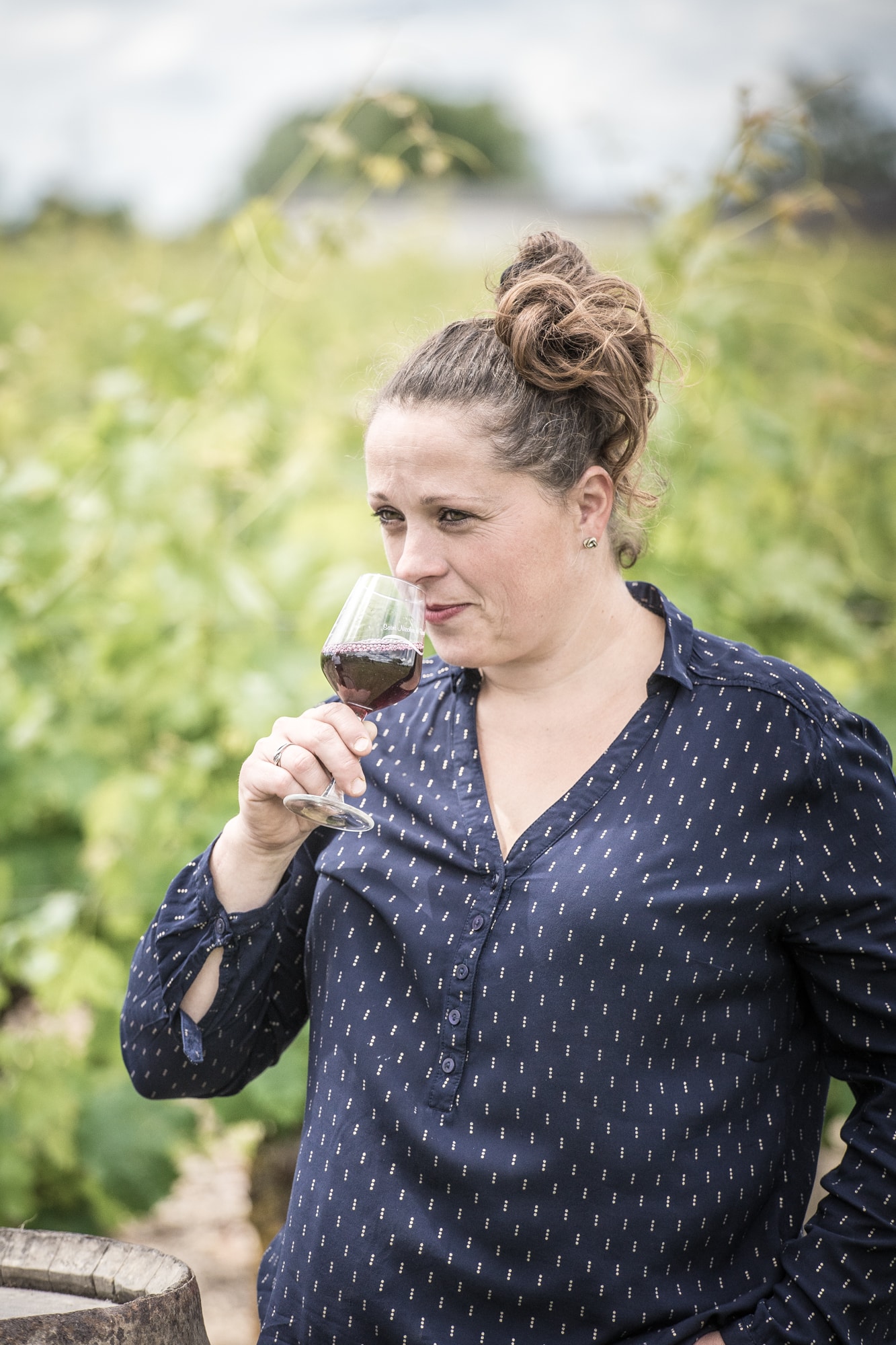 Caroline Bertrand dégustant un verre de vin de Saint-Nicolas-de-Bourgueil