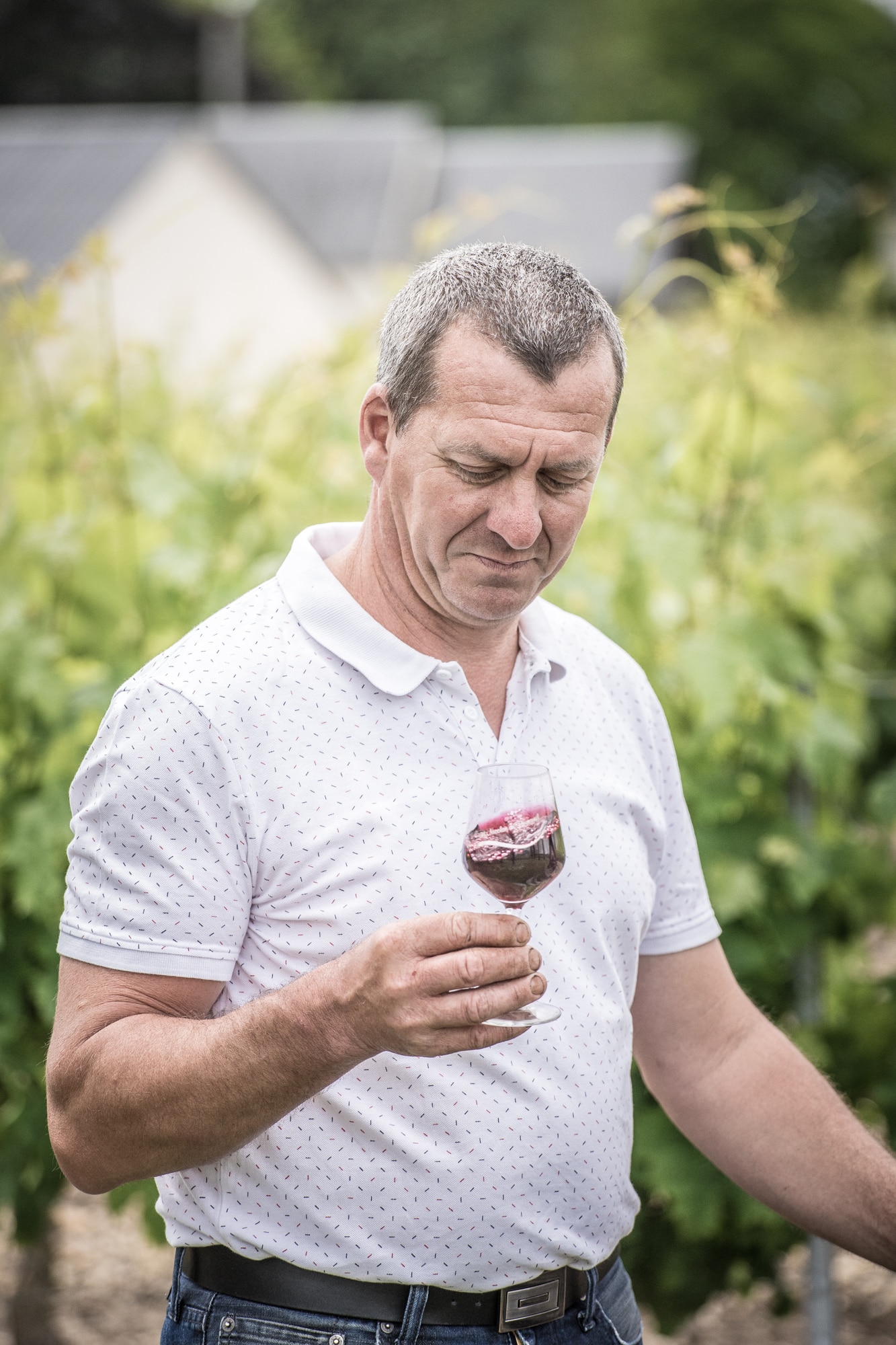 David Bertrand dégustant un verre de vin de saint-Nicolas-de-Bourgueil